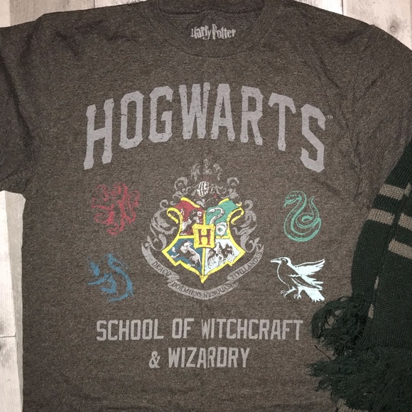 Harry Potter Hogwarts T shirt & scarf - Picture 2 of 3